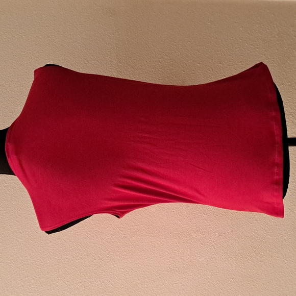 Red decorative tshirt in size Large - Picture 3 of 5